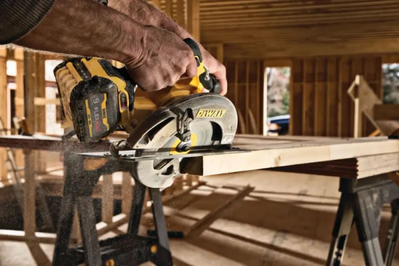 Carpintero cortando madera con una sierra circular DEWALT FLEXVOLT 60V MAX