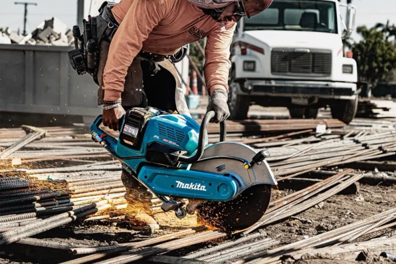 Trabajador cortando varilla con una cortadora Makita 80V max XGT
