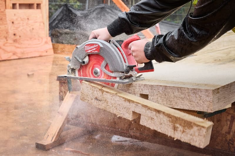 Carpintero cortando madera con una sierra circular Milwaukee M18 FUEL de 10-1/4"